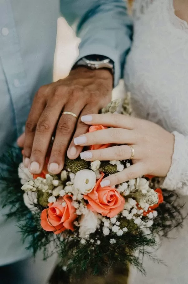 check list de mariage ultime mains couples mixte