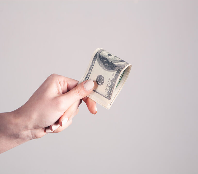 Main tenant des billets de banque