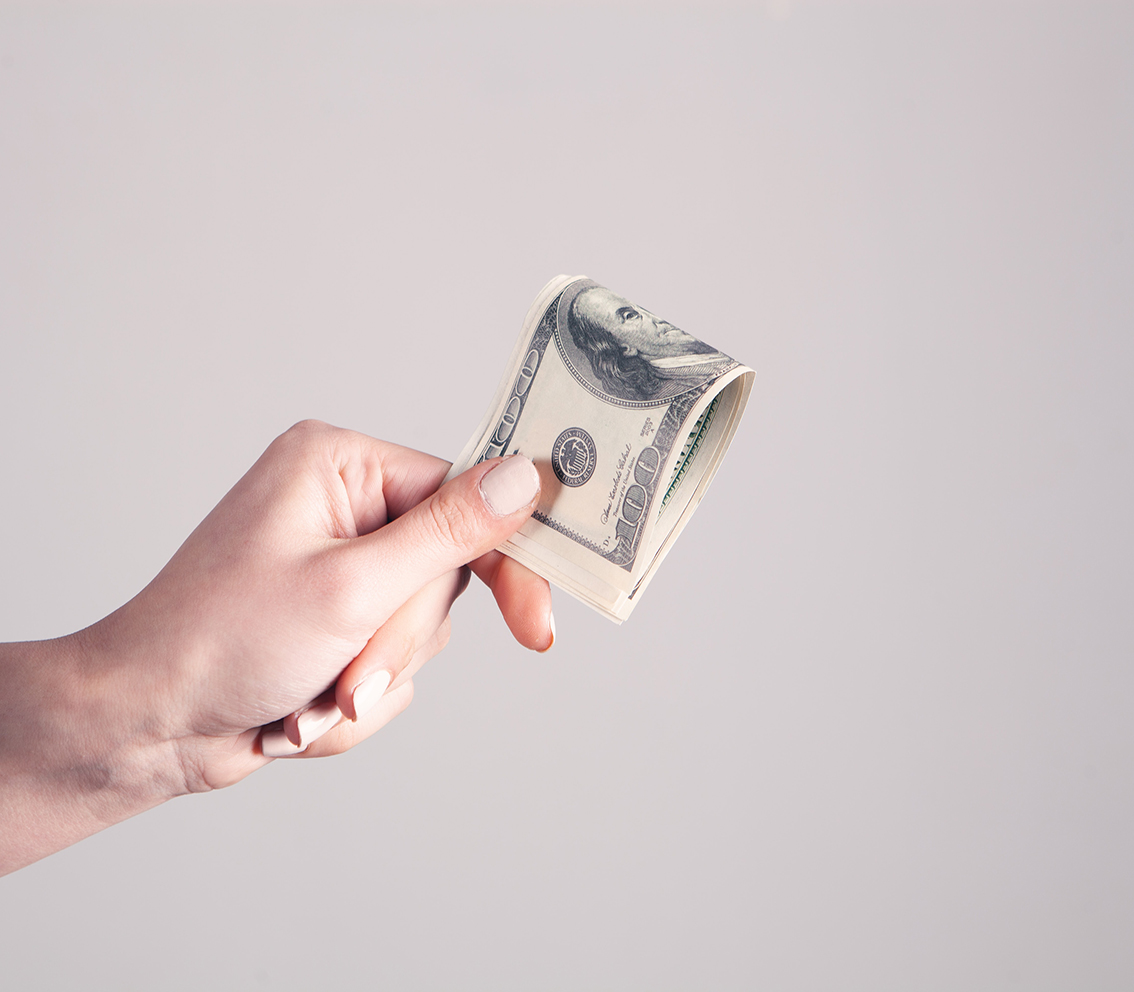 Main tenant des billets de banque