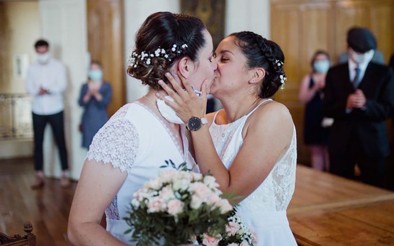 Photo d'un couple qui s'embrasse à la mairie