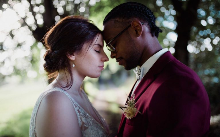 Photo d'un couple pendant le mariage.
