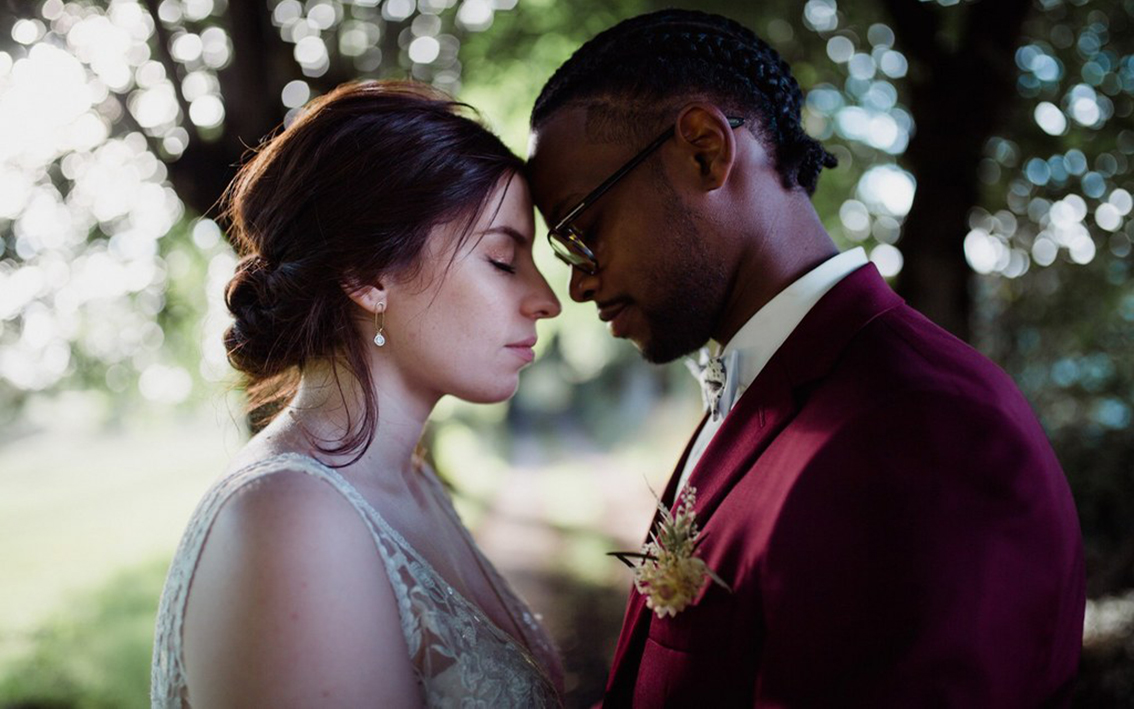 Photo d'un couple pendant le mariage.