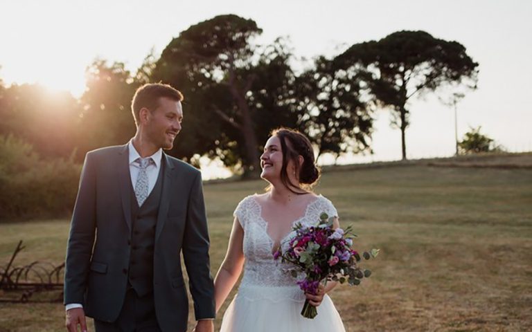 Couple marié dans un parc pour leur mariage