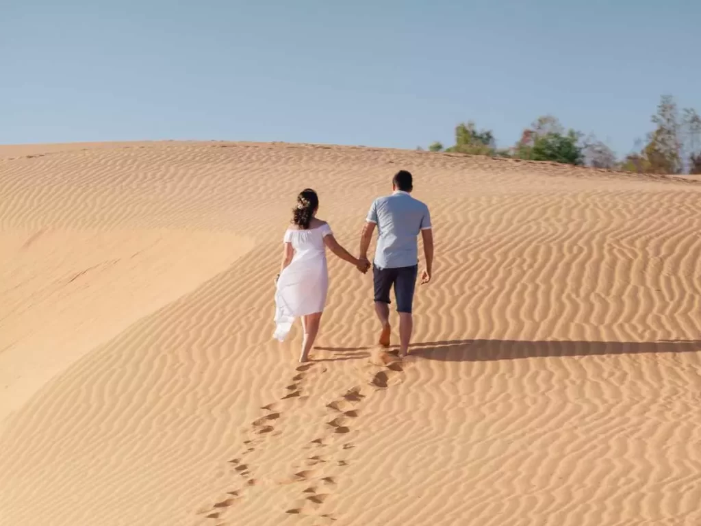 Le mariage d'un couple dans le désert