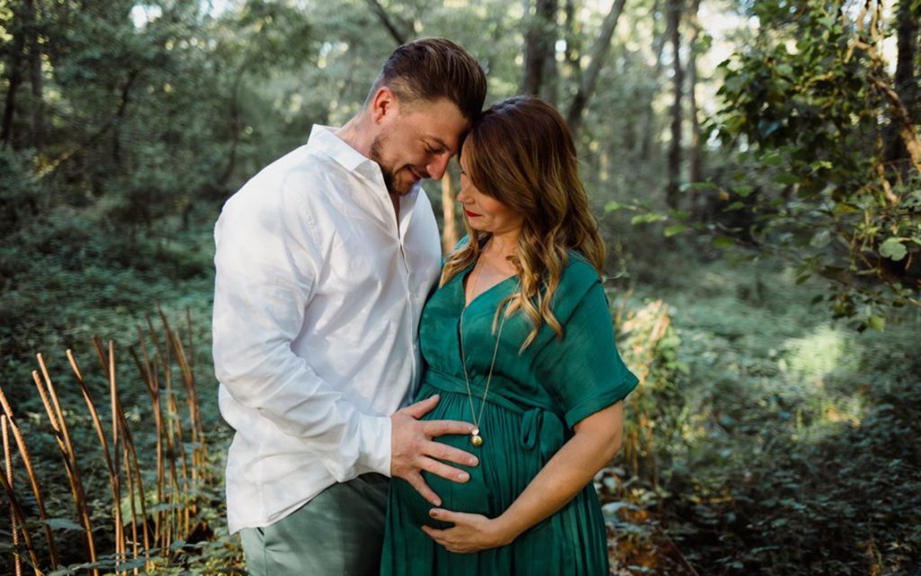 Photo d'un couple avec une femme enceinte