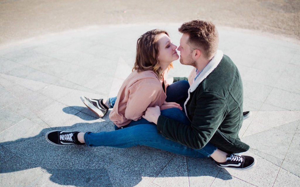 Couple qui s'embrasse sur un terrain de sport