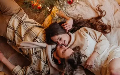 couple heureux cadeaux noel