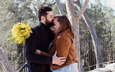 Couple avec un bouquet de fleurs jaunes