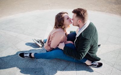 Couple qui s'embrasse sur un terrain de sport
