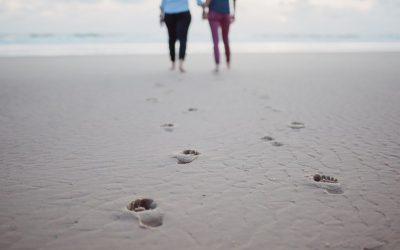 Couple en train de se promener sur la plage
