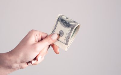Main tenant des billets de banque